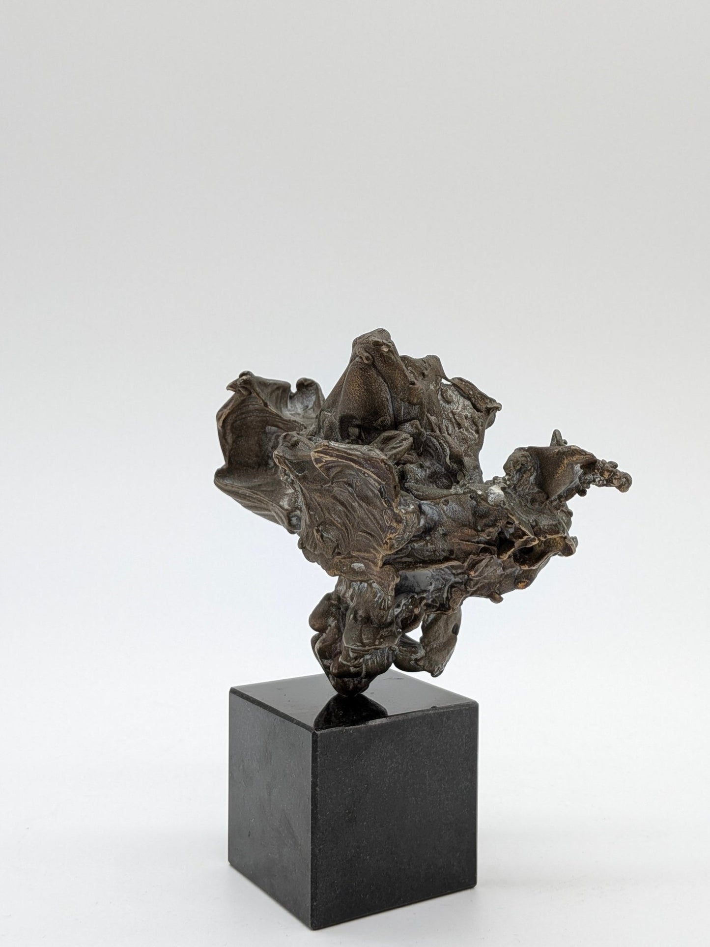 Kunstenaar onbekend - Brons abstract beeld op sokkel