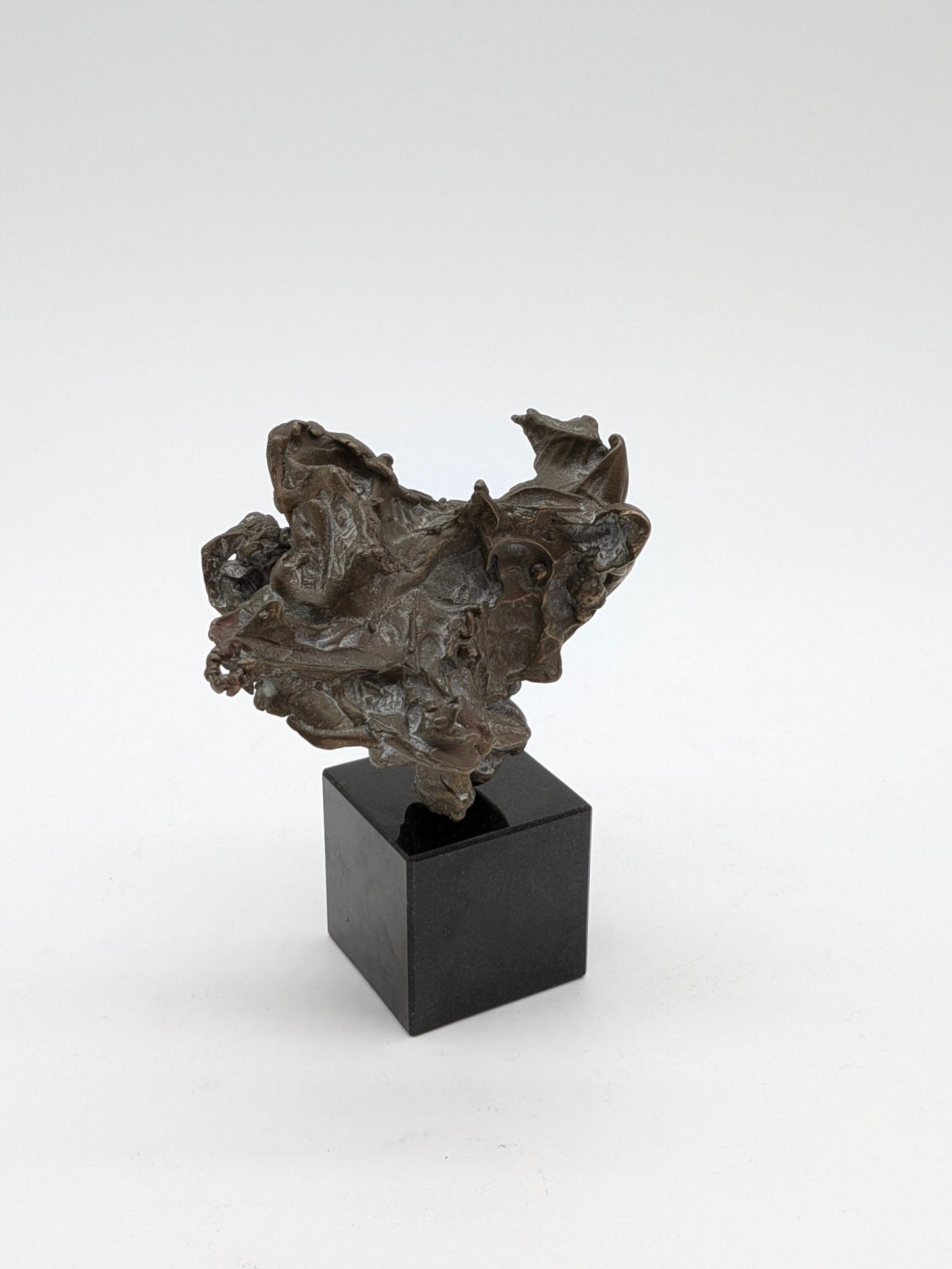 Kunstenaar onbekend - Brons abstract beeld op sokkel