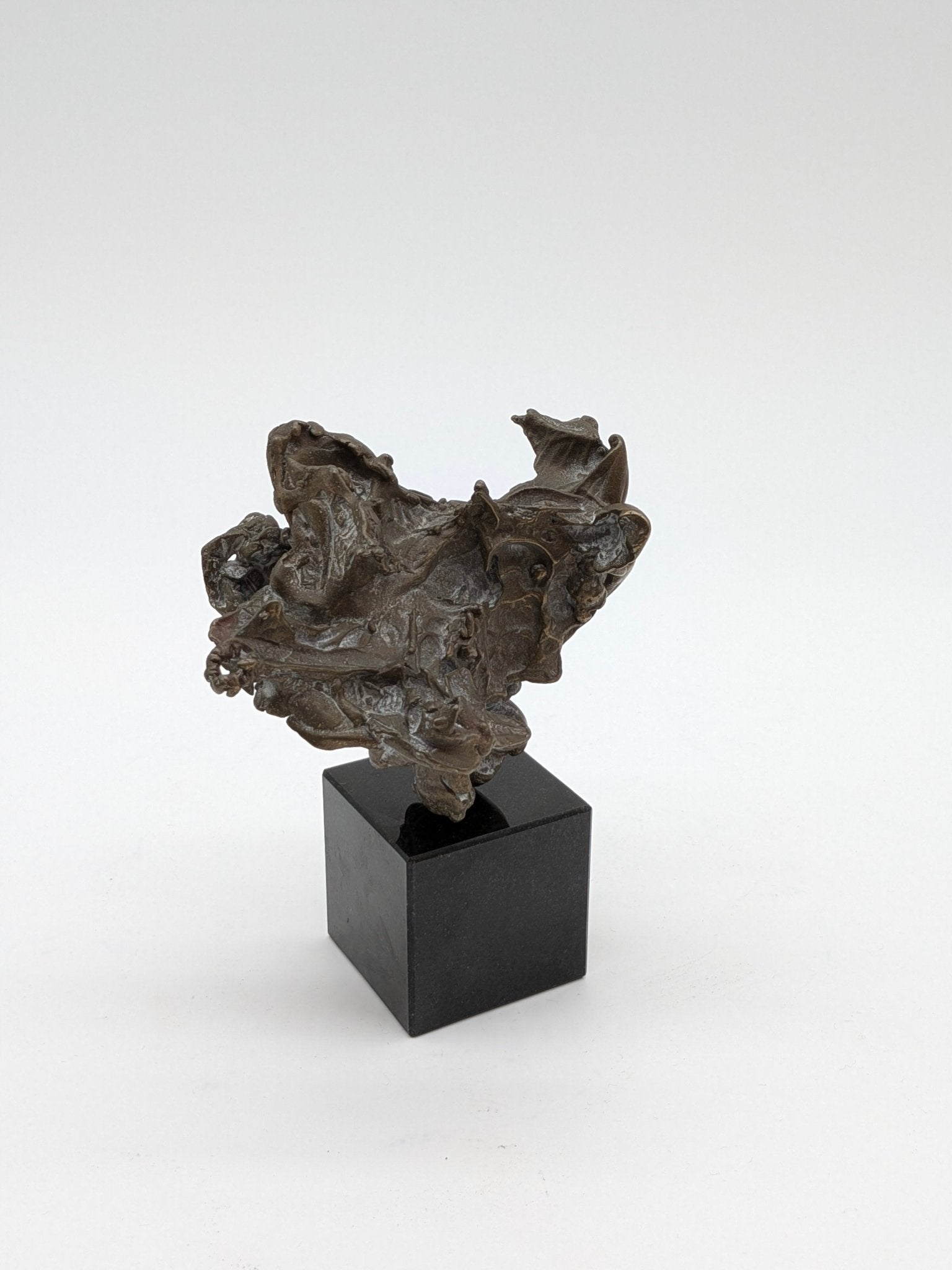 Kunstenaar onbekend - Brons abstract beeld op sokkel