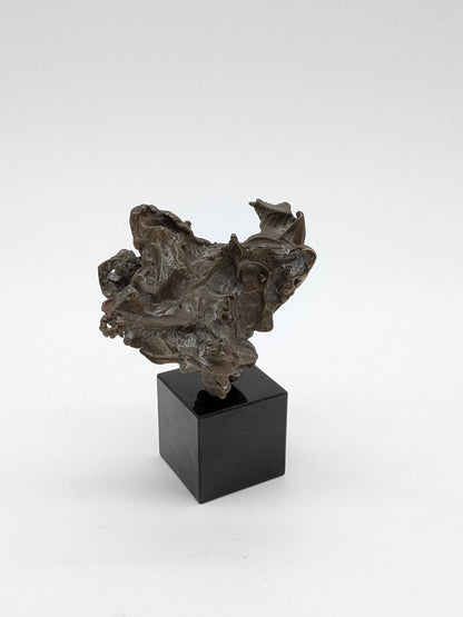 Kunstenaar onbekend - Brons abstract beeld op sokkel