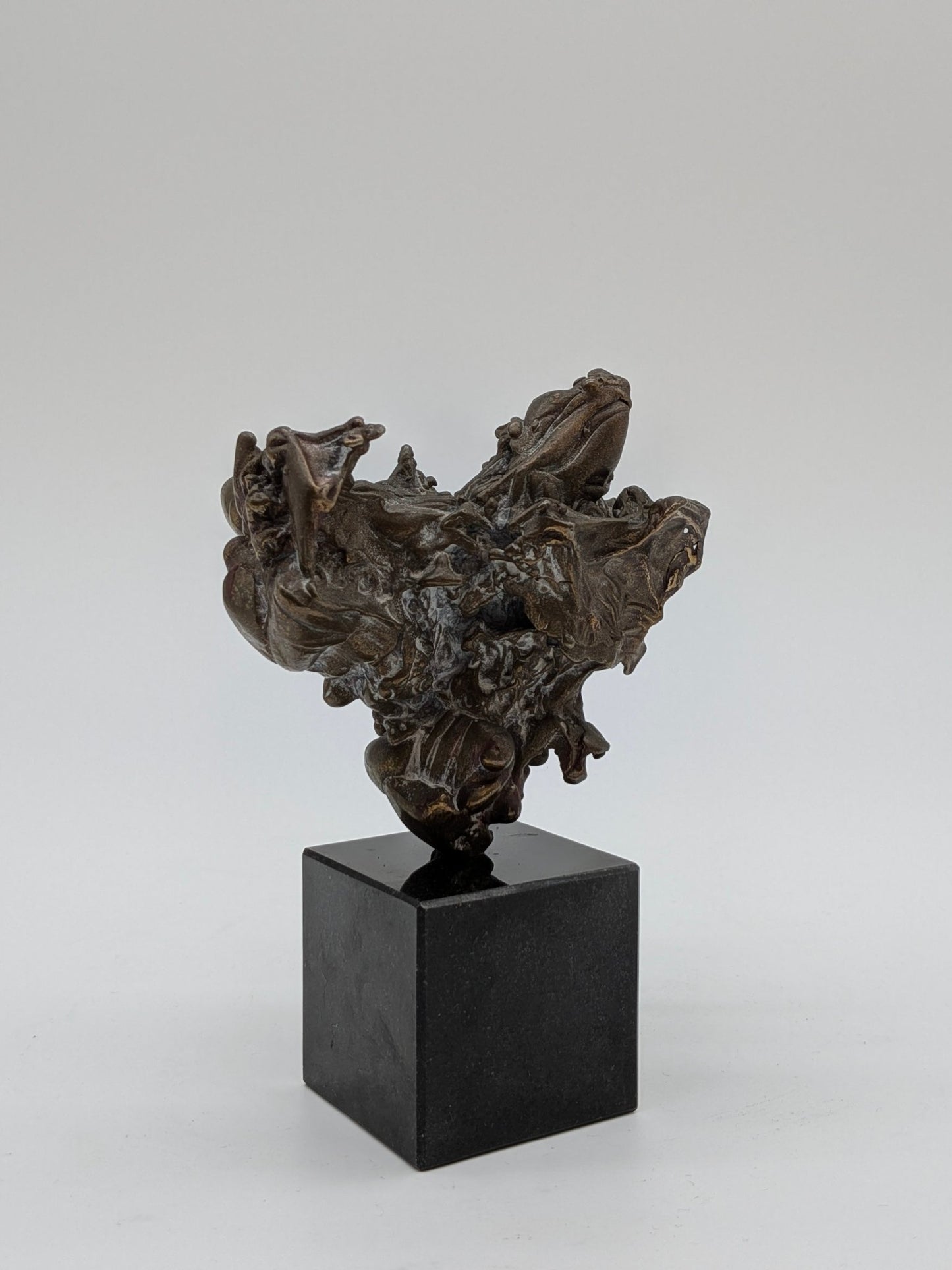 Kunstenaar onbekend - Brons abstract beeld op sokkel