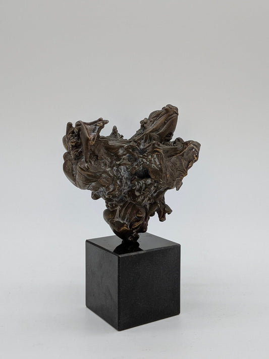 Kunstenaar onbekend - Brons abstract beeld op sokkel