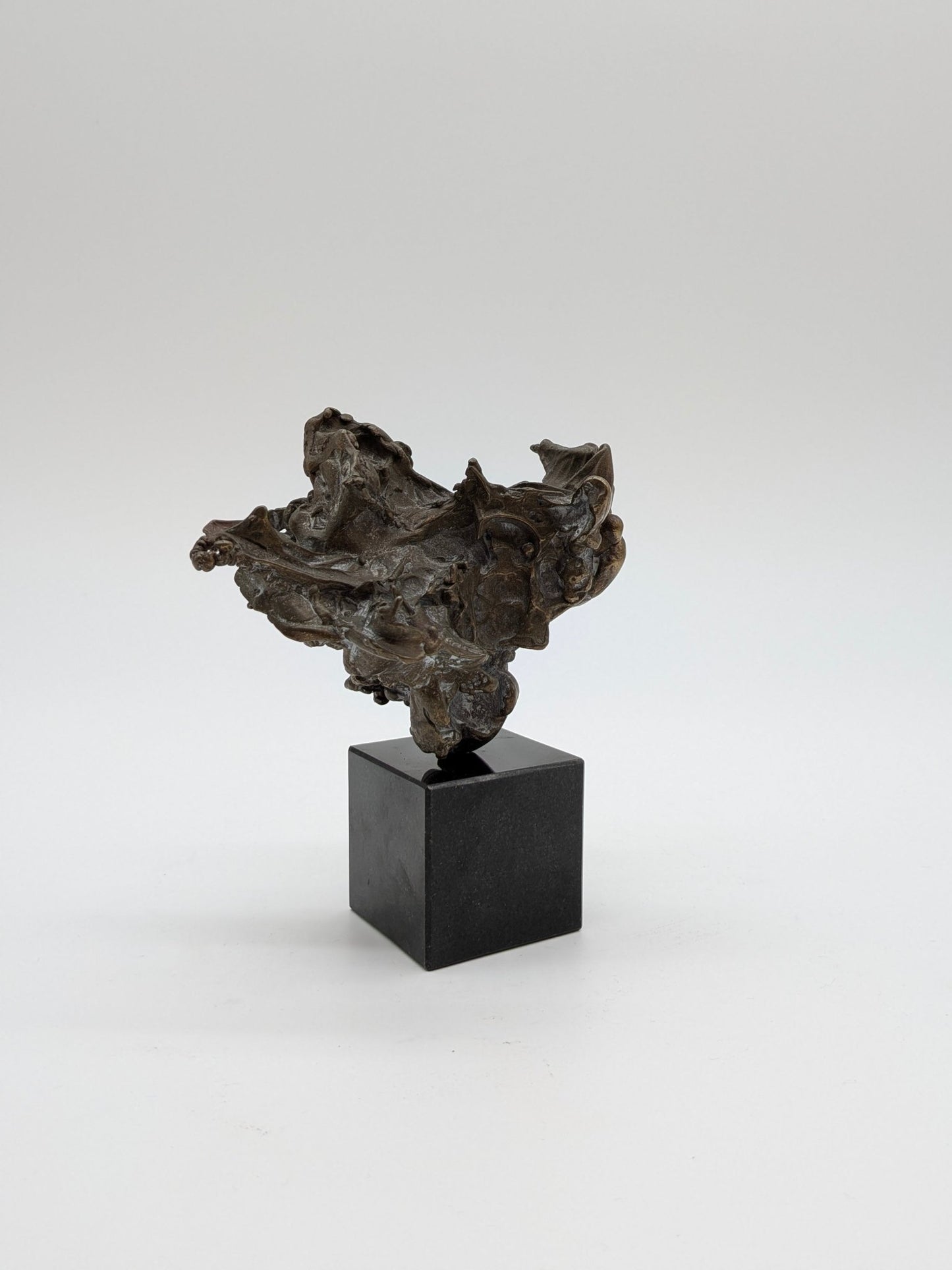 Kunstenaar onbekend - Brons abstract beeld op sokkel