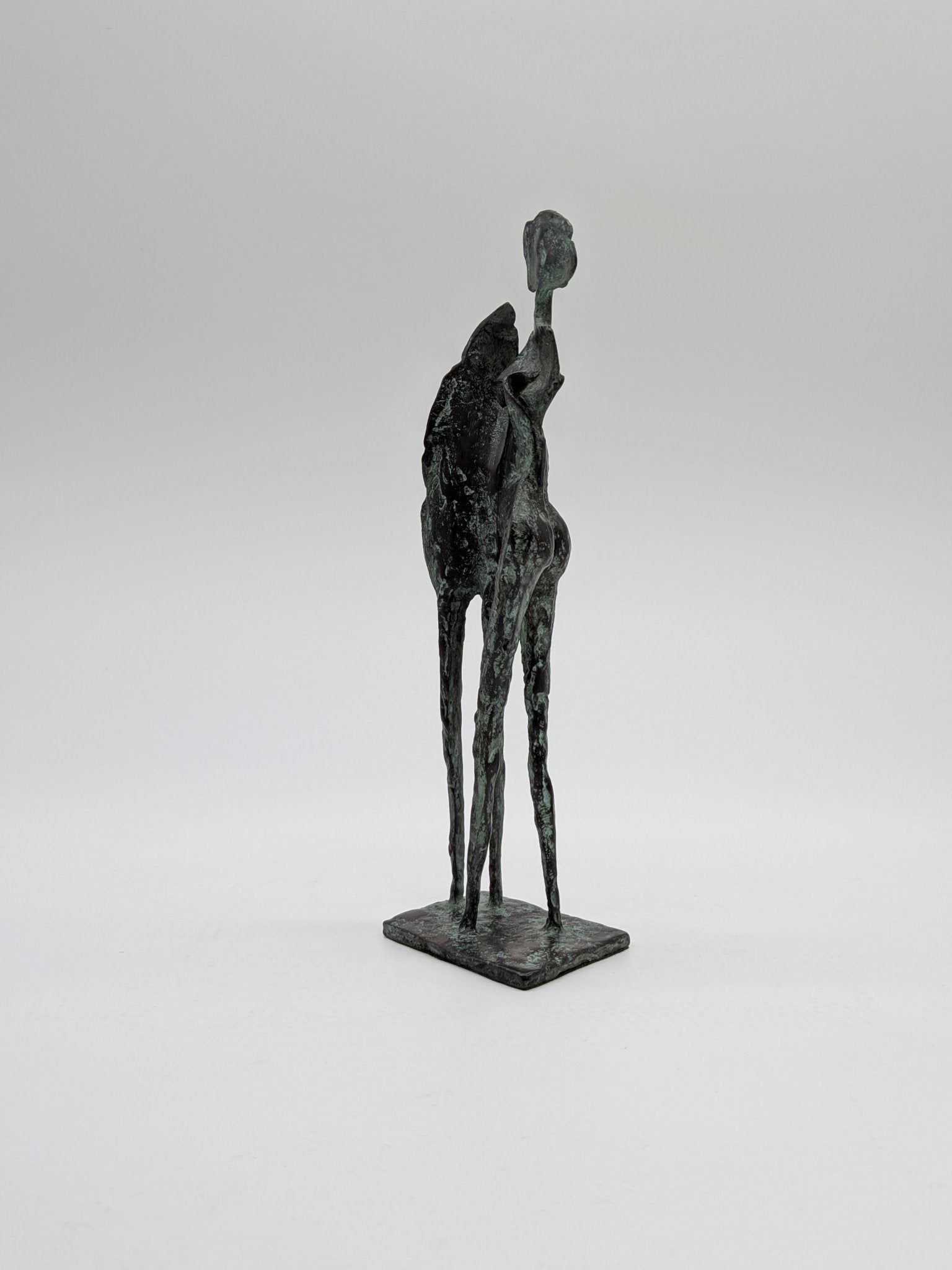 Kunstenaar onbekend - Abstract bronzen beeld van figuren op dunne benen