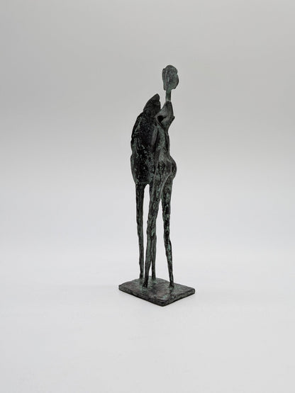 Kunstenaar onbekend - Abstract bronzen beeld van figuren op dunne benen