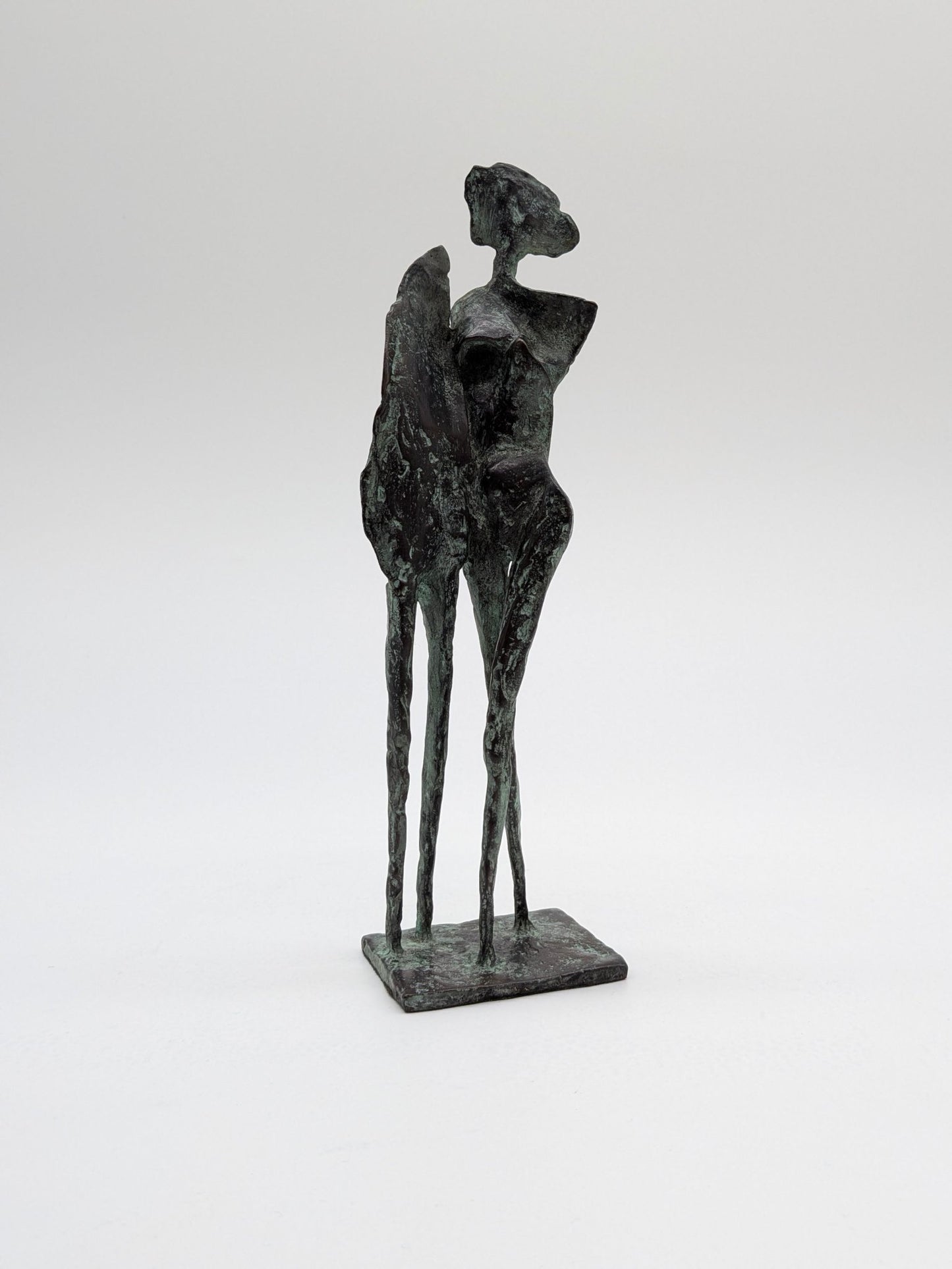 Kunstenaar onbekend - Abstract bronzen beeld van figuren op dunne benen