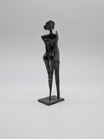 Kunstenaar onbekend - Abstract bronzen beeld van figuren op dunne benen