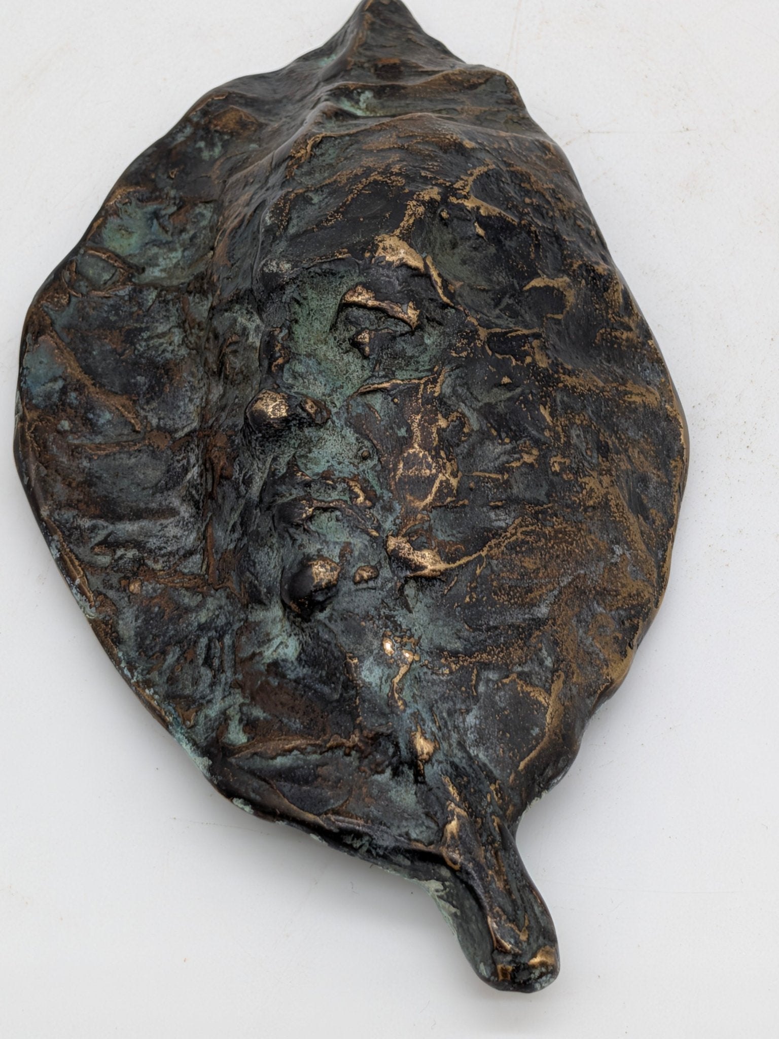 Kunstenaar onbekend - Bronzen blad met tekst en gezicht