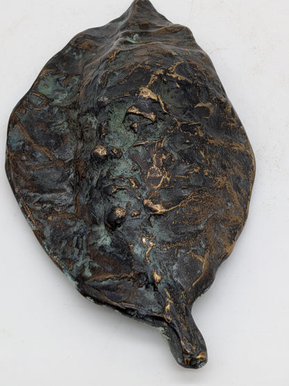 Kunstenaar onbekend - Bronzen blad met tekst en gezicht