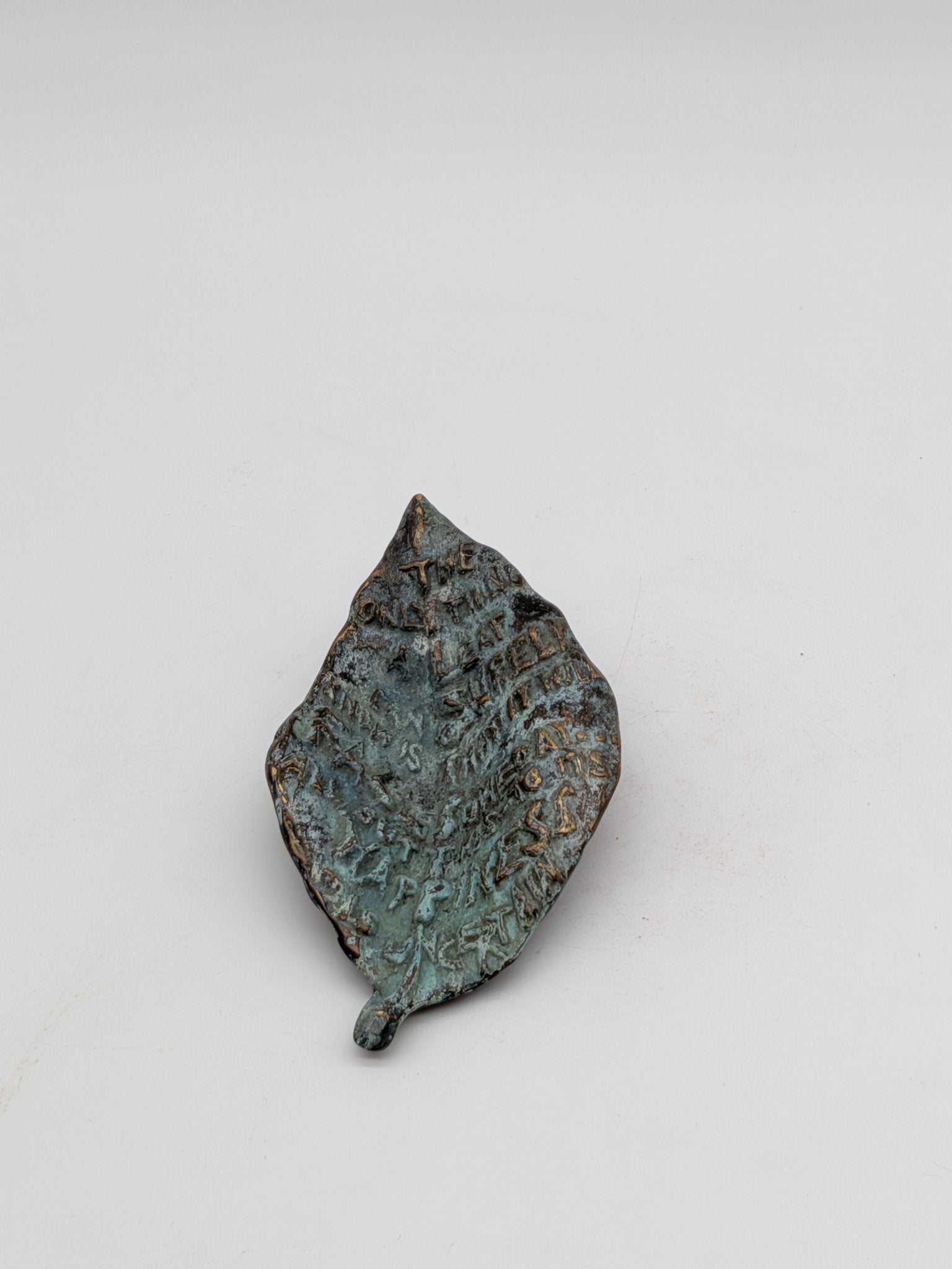 Kunstenaar onbekend - Bronzen blad met tekst en gezicht