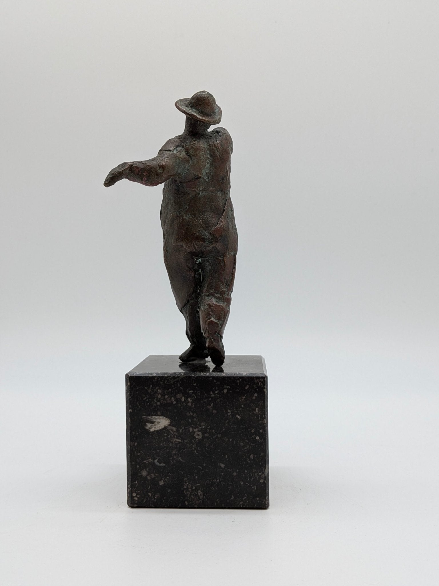 Onbekend - Dansende man met hoed op sokkel - Holland Heritage Gallery