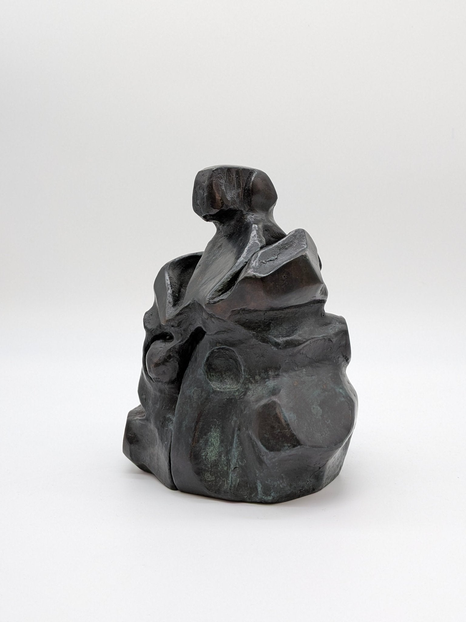 Kunstenaar onbekend - Bronzen beeld man in rots figuur