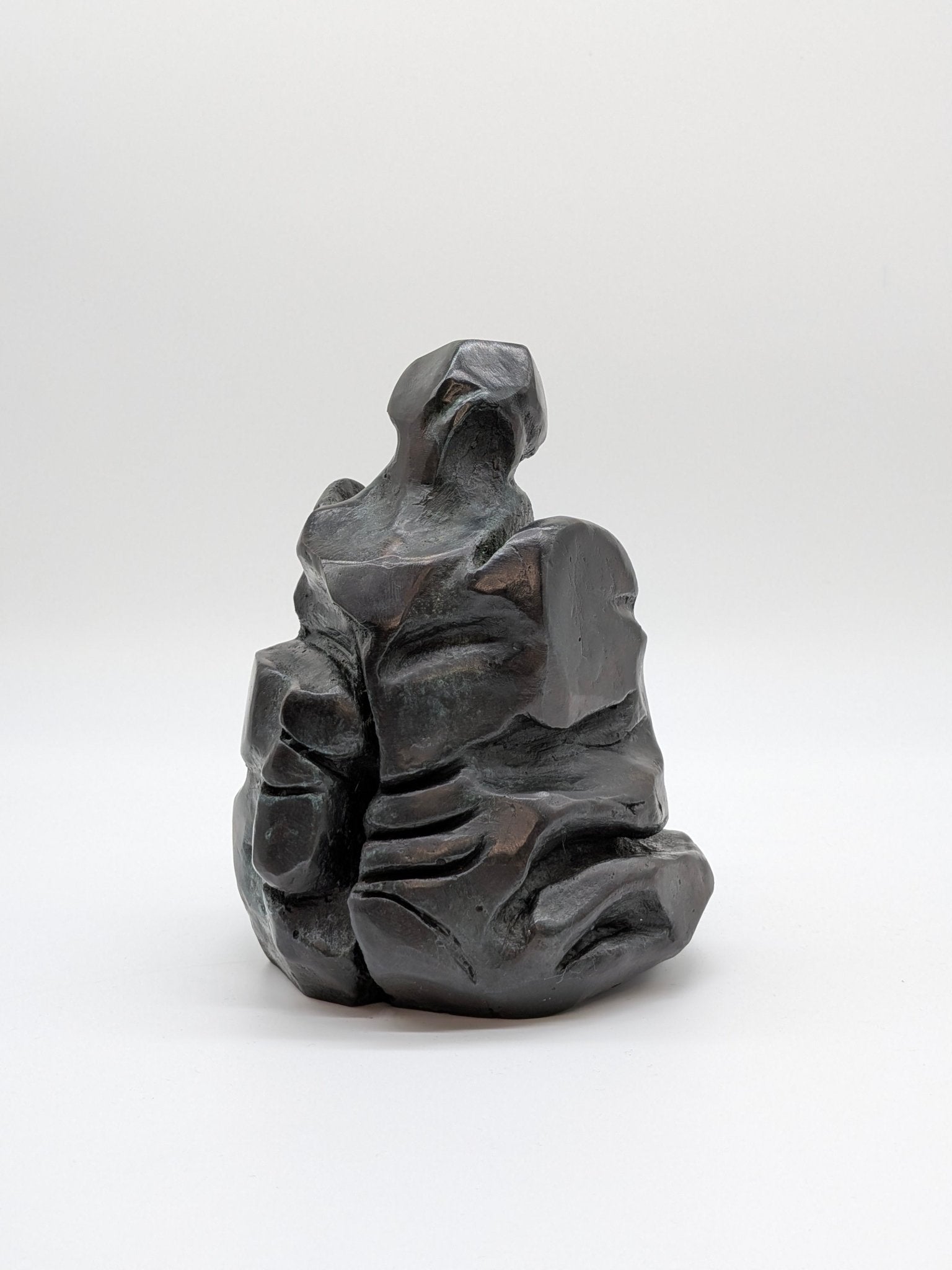 Kunstenaar onbekend - Bronzen beeld man in rots figuur