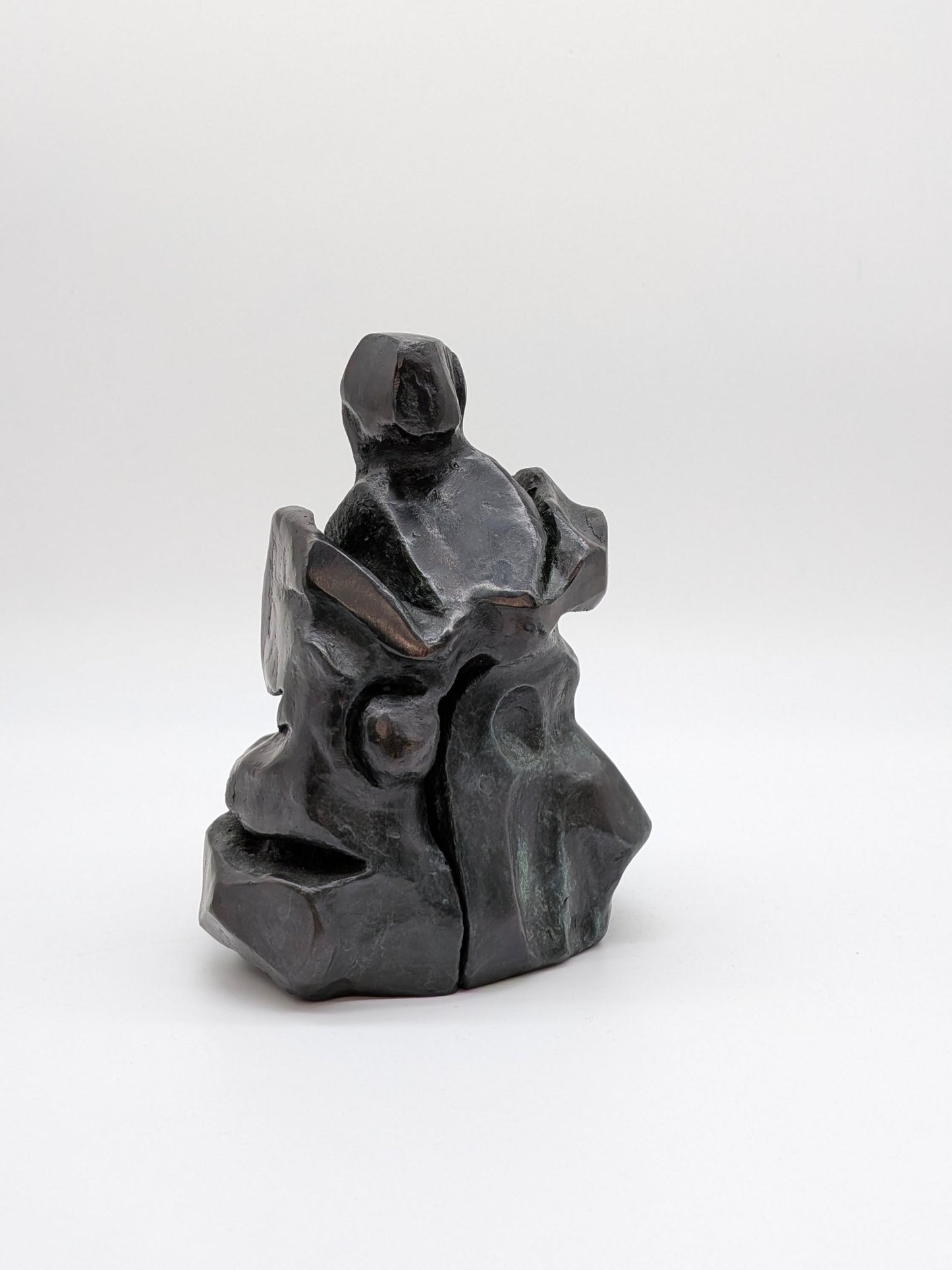 Kunstenaar onbekend - Bronzen beeld man in rots figuur