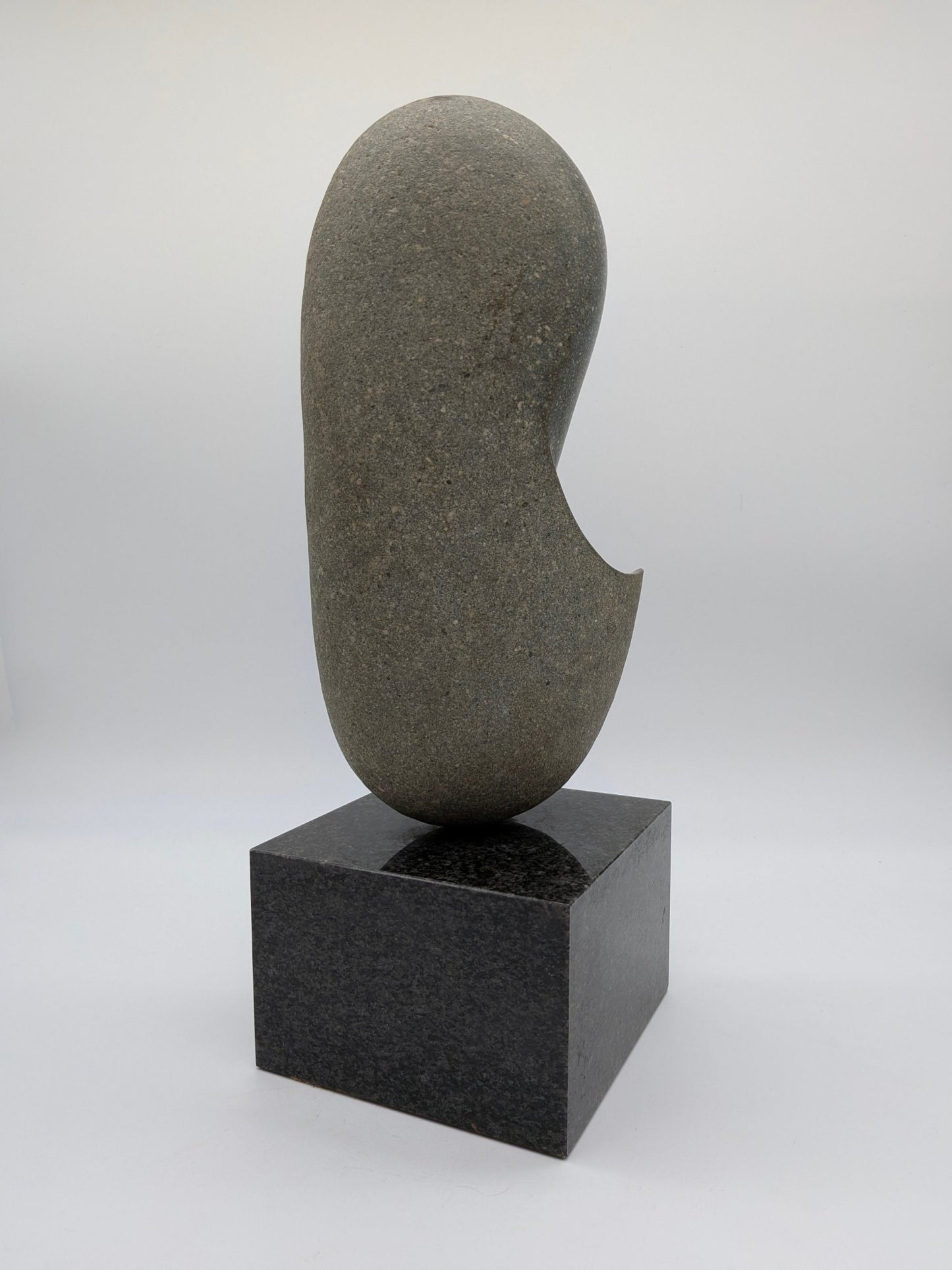 Onbekend - Fraai golvend stenen beeld op grote sokkel - Holland Heritage Gallery