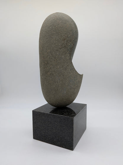 Onbekend - Fraai golvend stenen beeld op grote sokkel - Holland Heritage Gallery