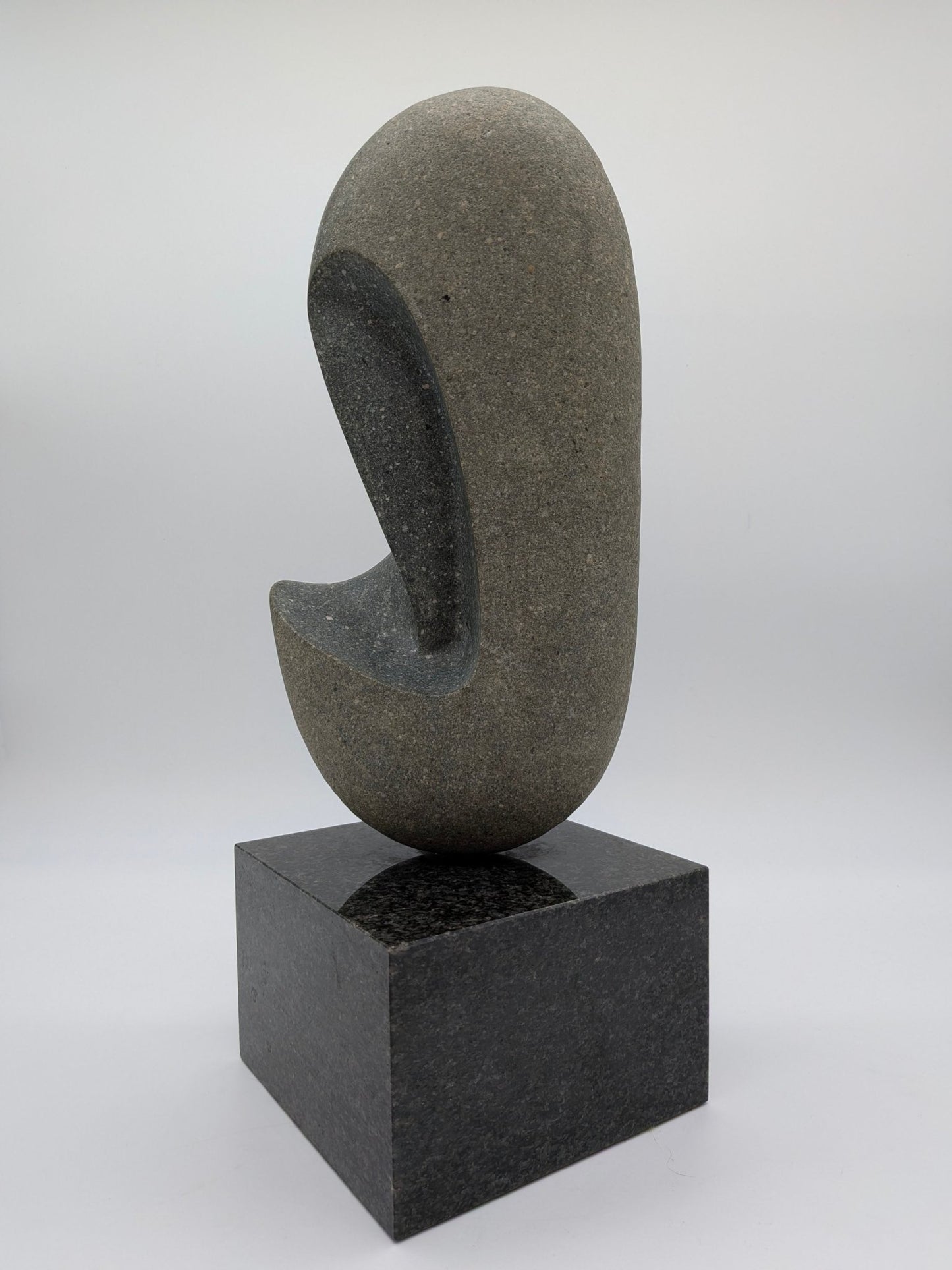 Onbekend - Fraai golvend stenen beeld op grote sokkel - Holland Heritage Gallery