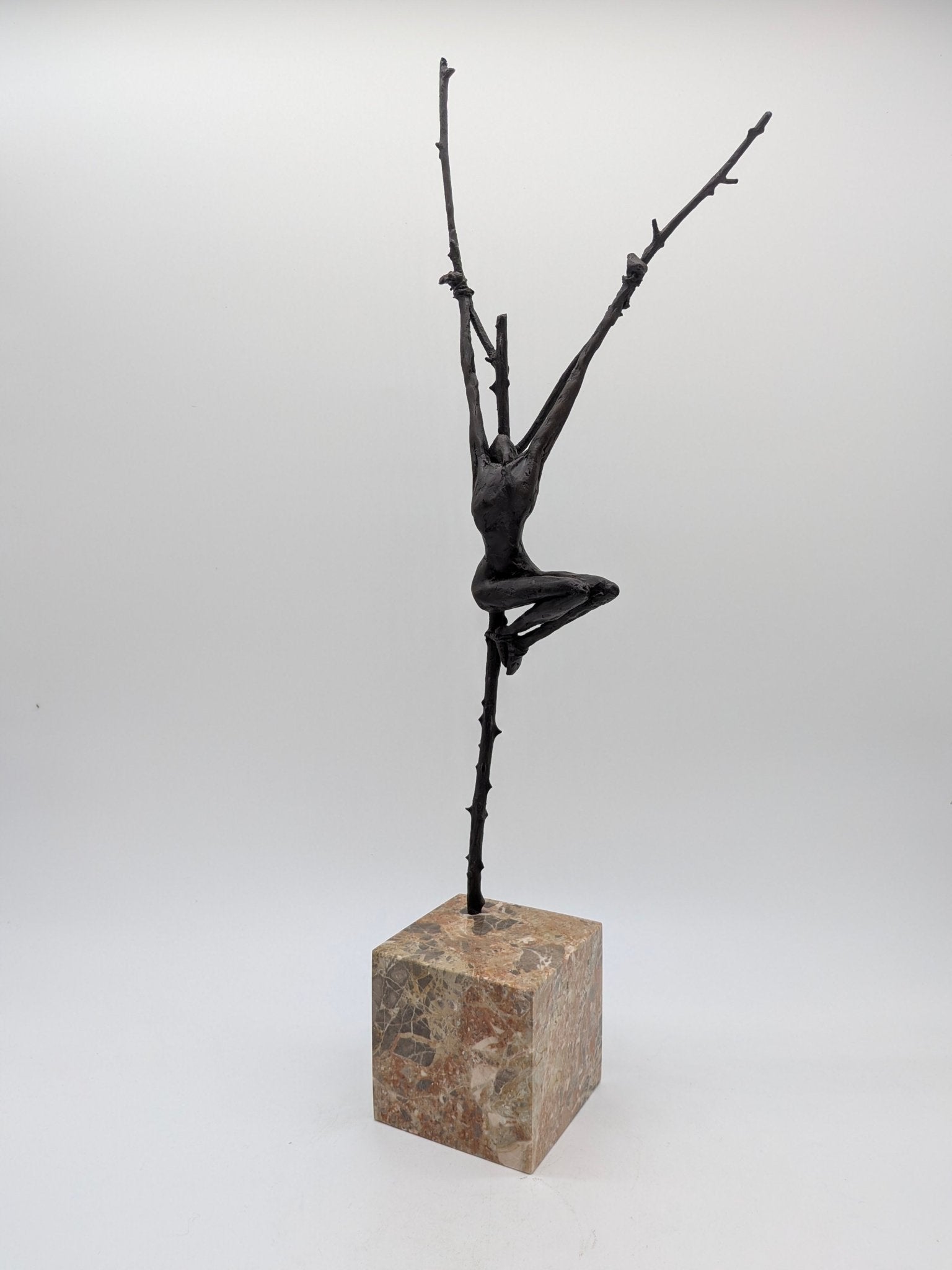 Brons sculptuur met kruisiging op sokkel