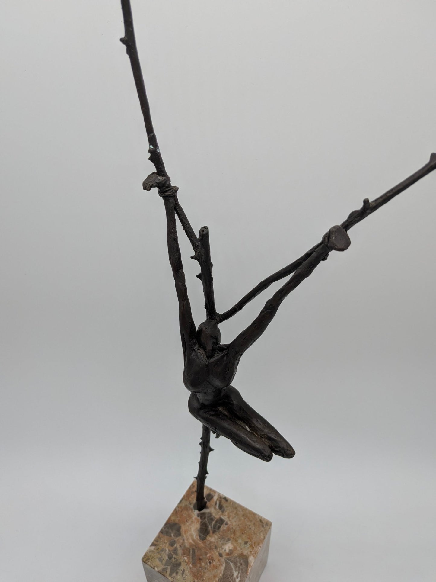 Brons sculptuur met kruisiging op sokkel bovenaf