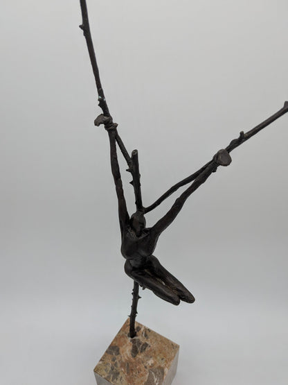 Brons sculptuur met kruisiging op sokkel bovenaf