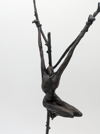 Brons sculptuur met kruisiging op sokkel dichtbij