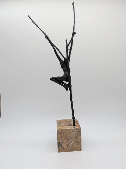 Brons sculptuur met kruisiging op sokkel van afstand