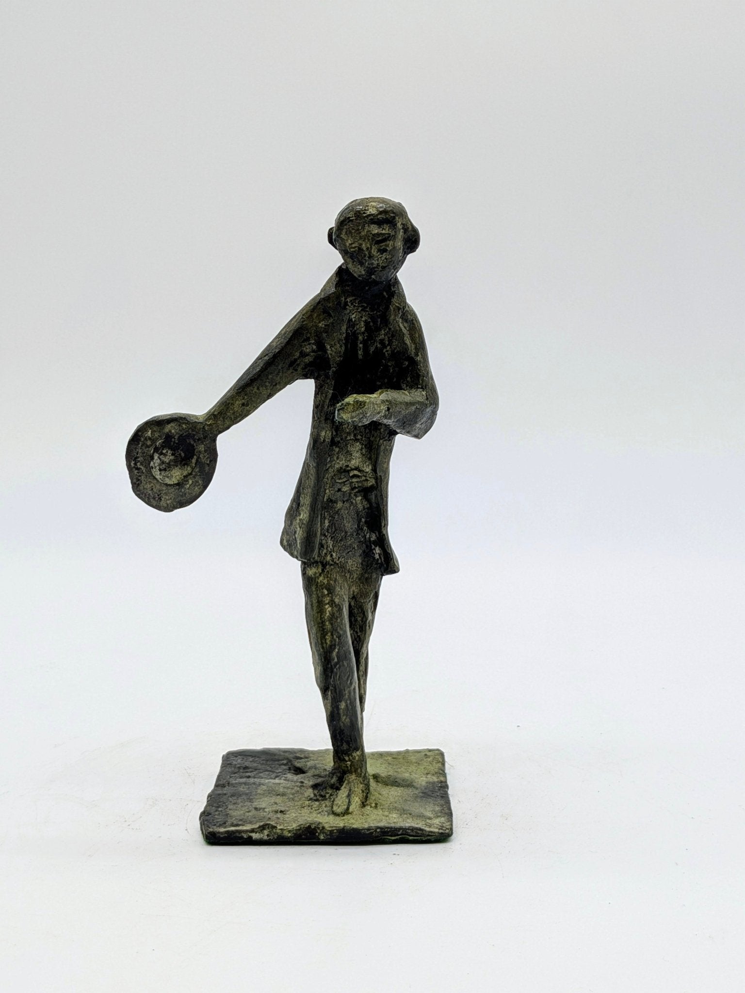 Kunstenaar onbekend - Brons beeld van man die hoed afneemt