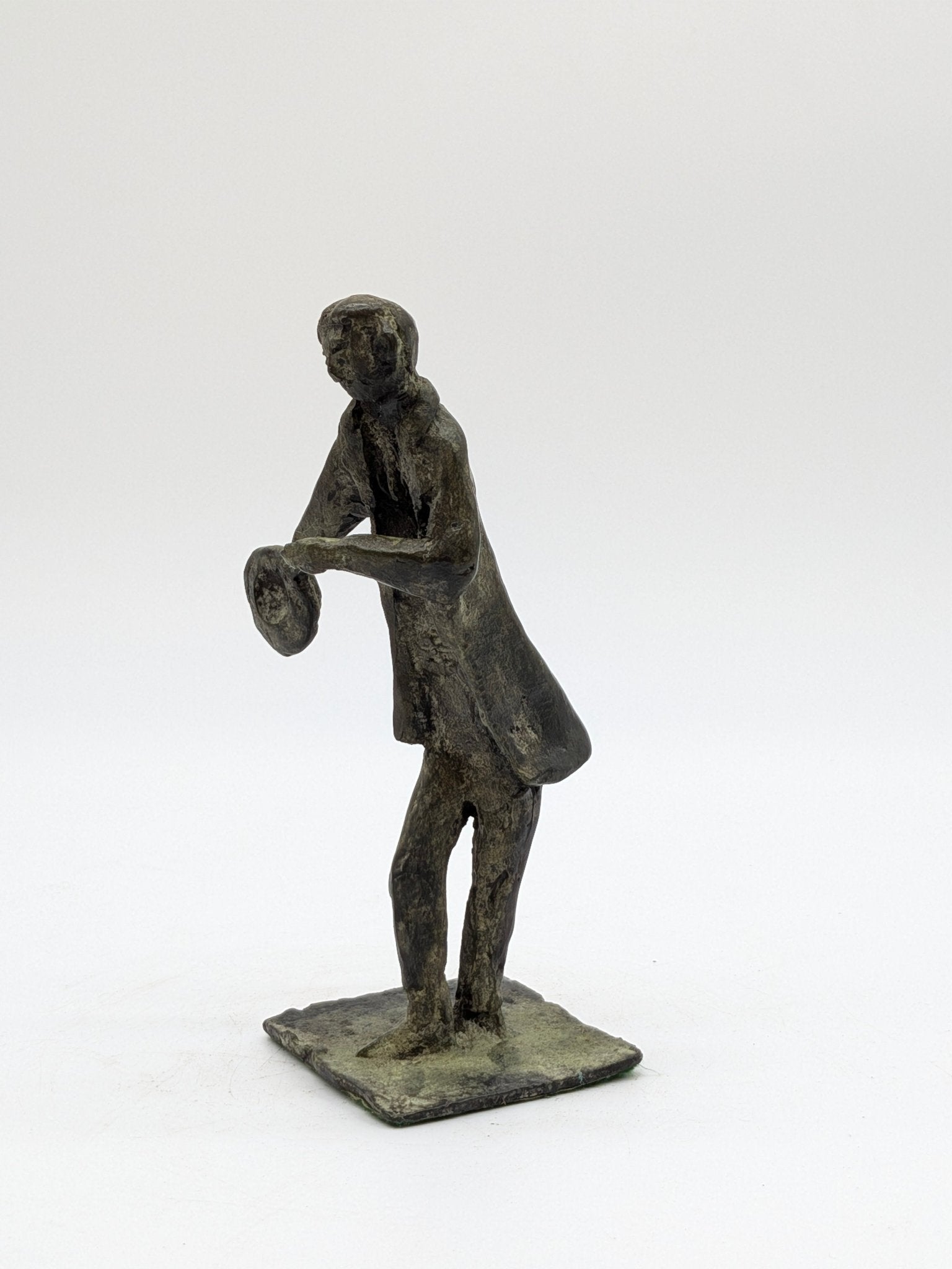 Kunstenaar onbekend - Brons beeld van man die hoed afneemt