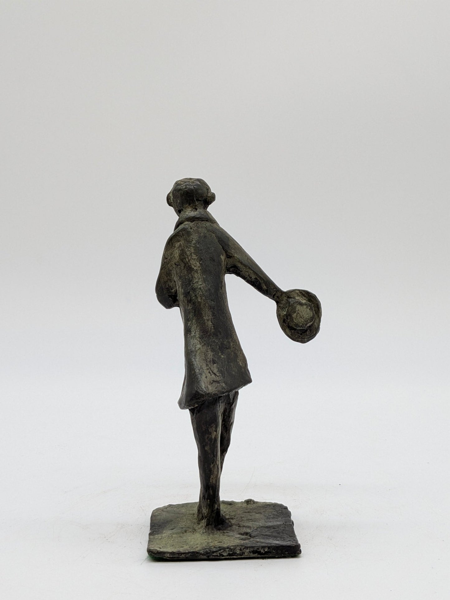 Kunstenaar onbekend - Brons beeld van man die hoed afneemt