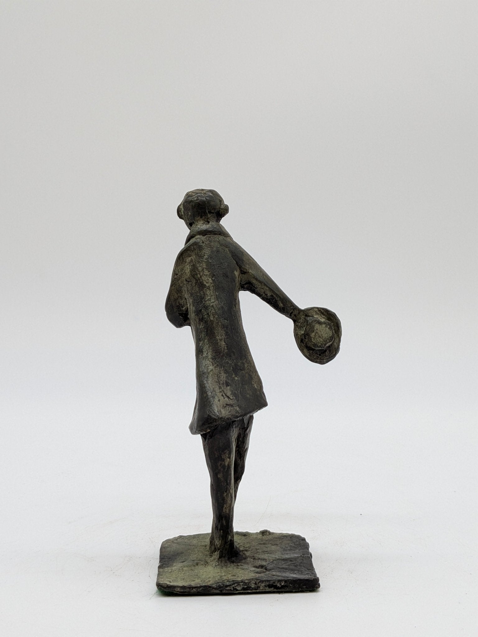 Kunstenaar onbekend - Brons beeld van man die hoed afneemt