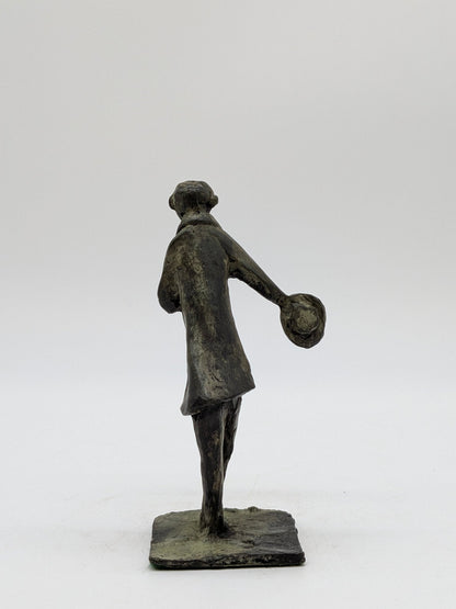 Kunstenaar onbekend - Brons beeld van man die hoed afneemt