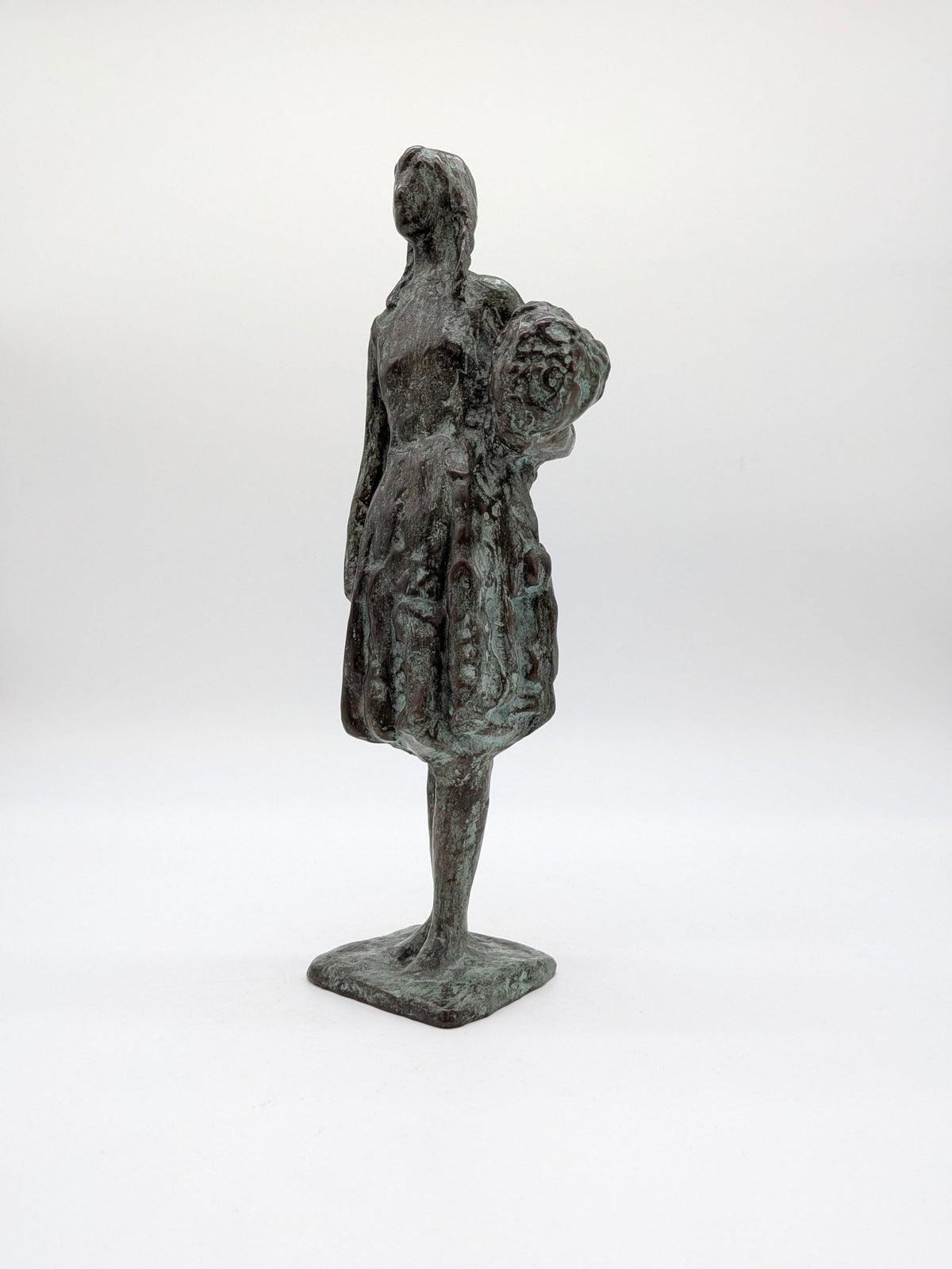 Onbekend - Meisje met bos bloemen in hand - Holland Heritage Gallery