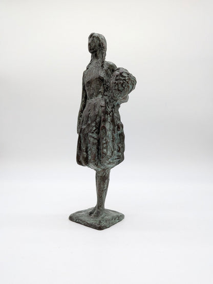 Onbekend - Meisje met bos bloemen in hand - Holland Heritage Gallery