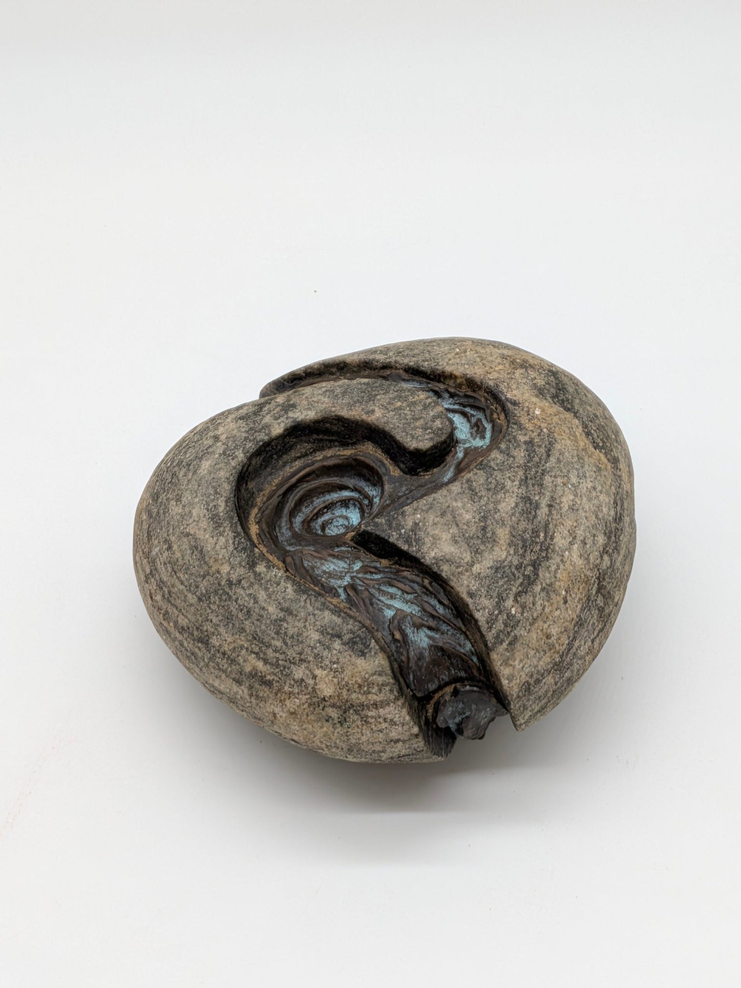 Kunstenaar onbekend - Stenen beeld met bronzen loper door de steen