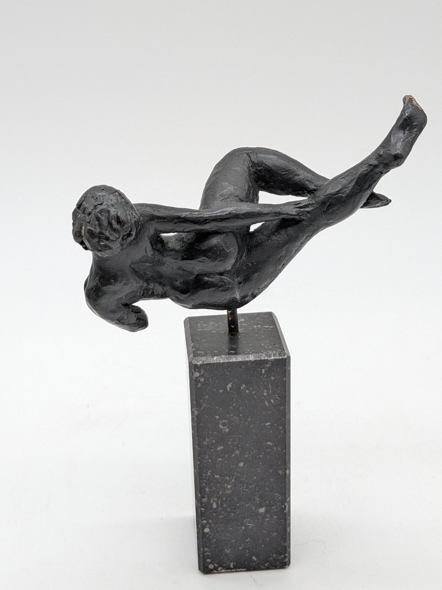 Kunstenaar onbekend - Sierlijke bronzen vrouw naakt op sokkel