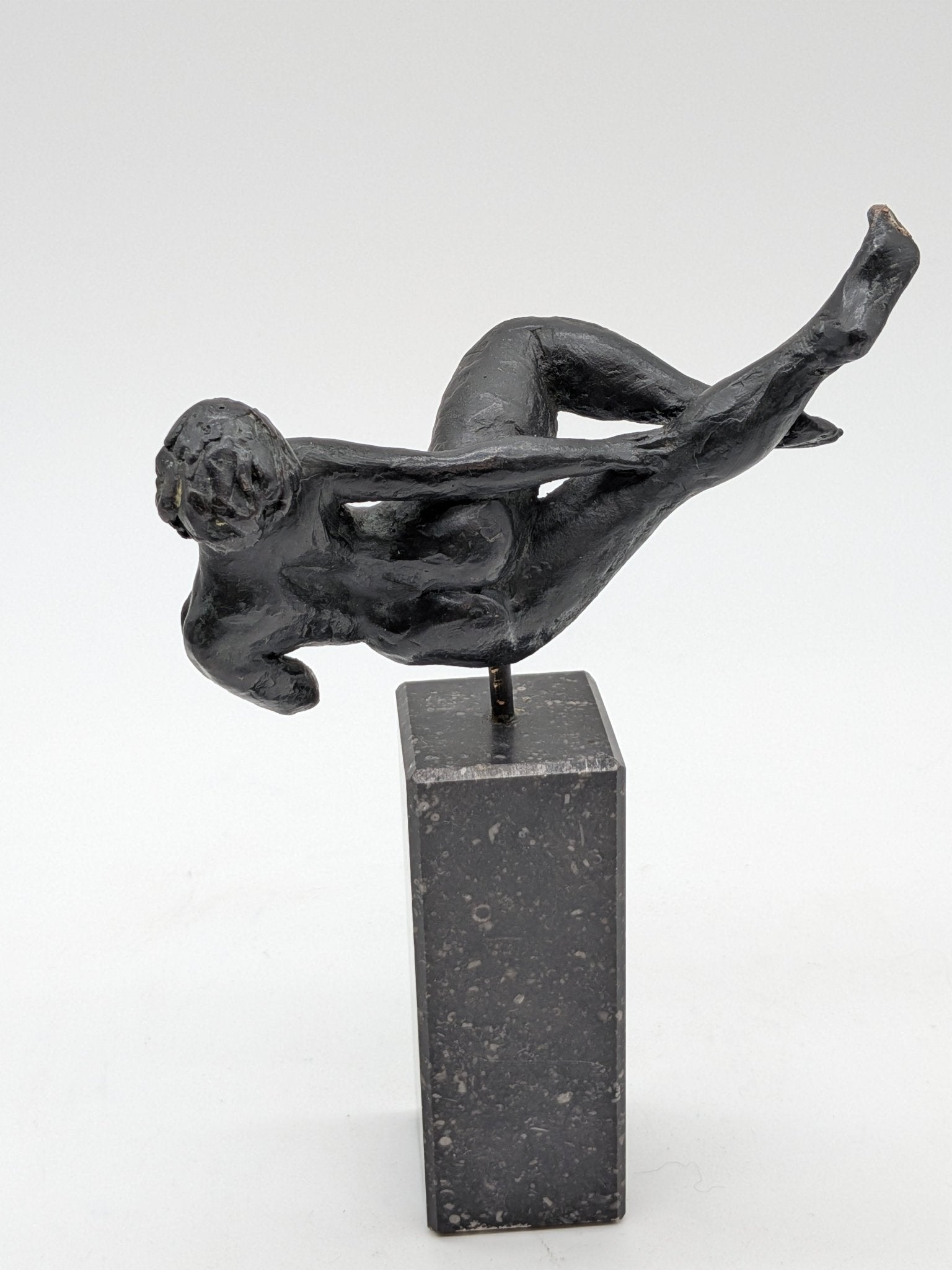 Kunstenaar onbekend - Sierlijke bronzen vrouw naakt op sokkel