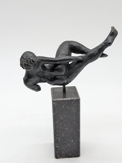 Kunstenaar onbekend - Sierlijke bronzen vrouw naakt op sokkel