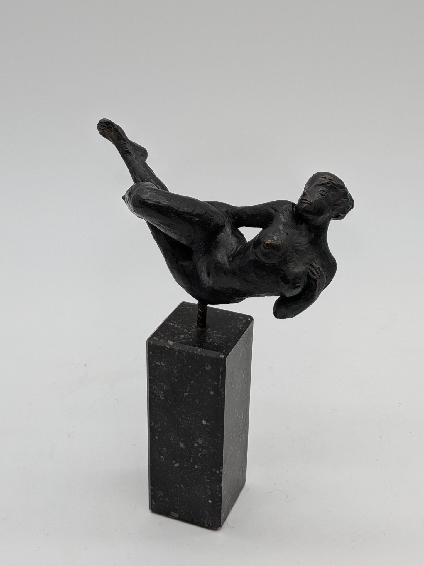 Kunstenaar onbekend - Sierlijke bronzen vrouw naakt op sokkel