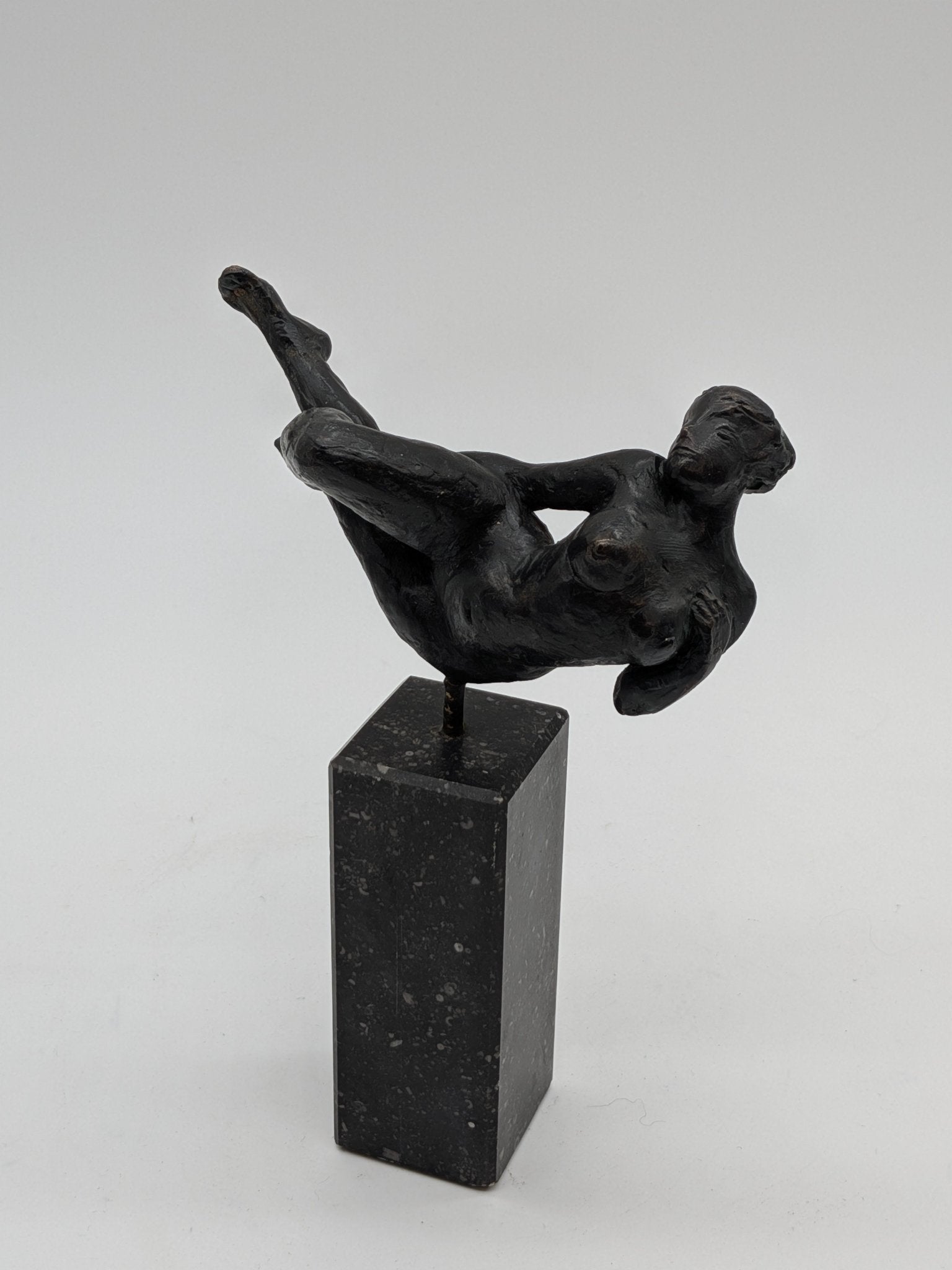 Kunstenaar onbekend - Sierlijke bronzen vrouw naakt op sokkel