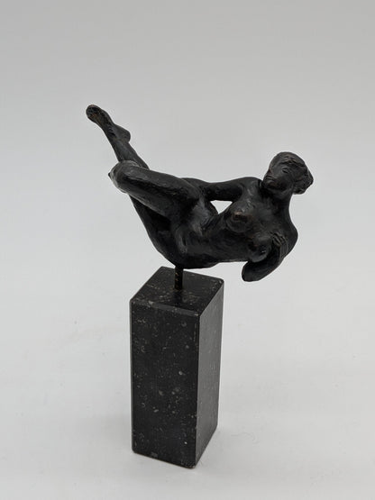 Kunstenaar onbekend - Sierlijke bronzen vrouw naakt op sokkel