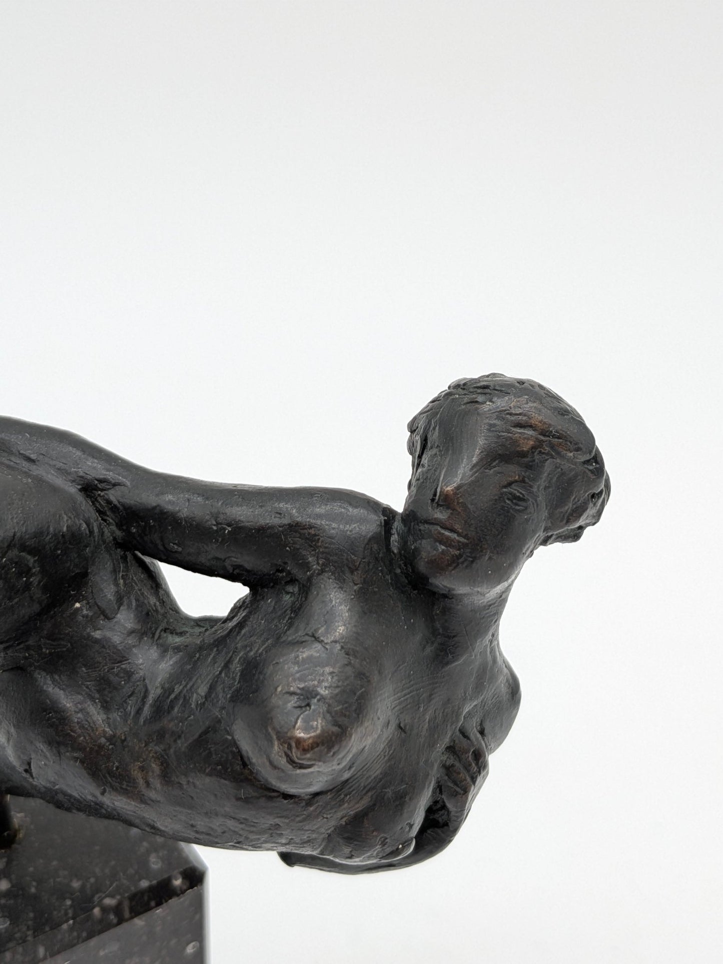 Kunstenaar onbekend - Sierlijke bronzen vrouw naakt op sokkel