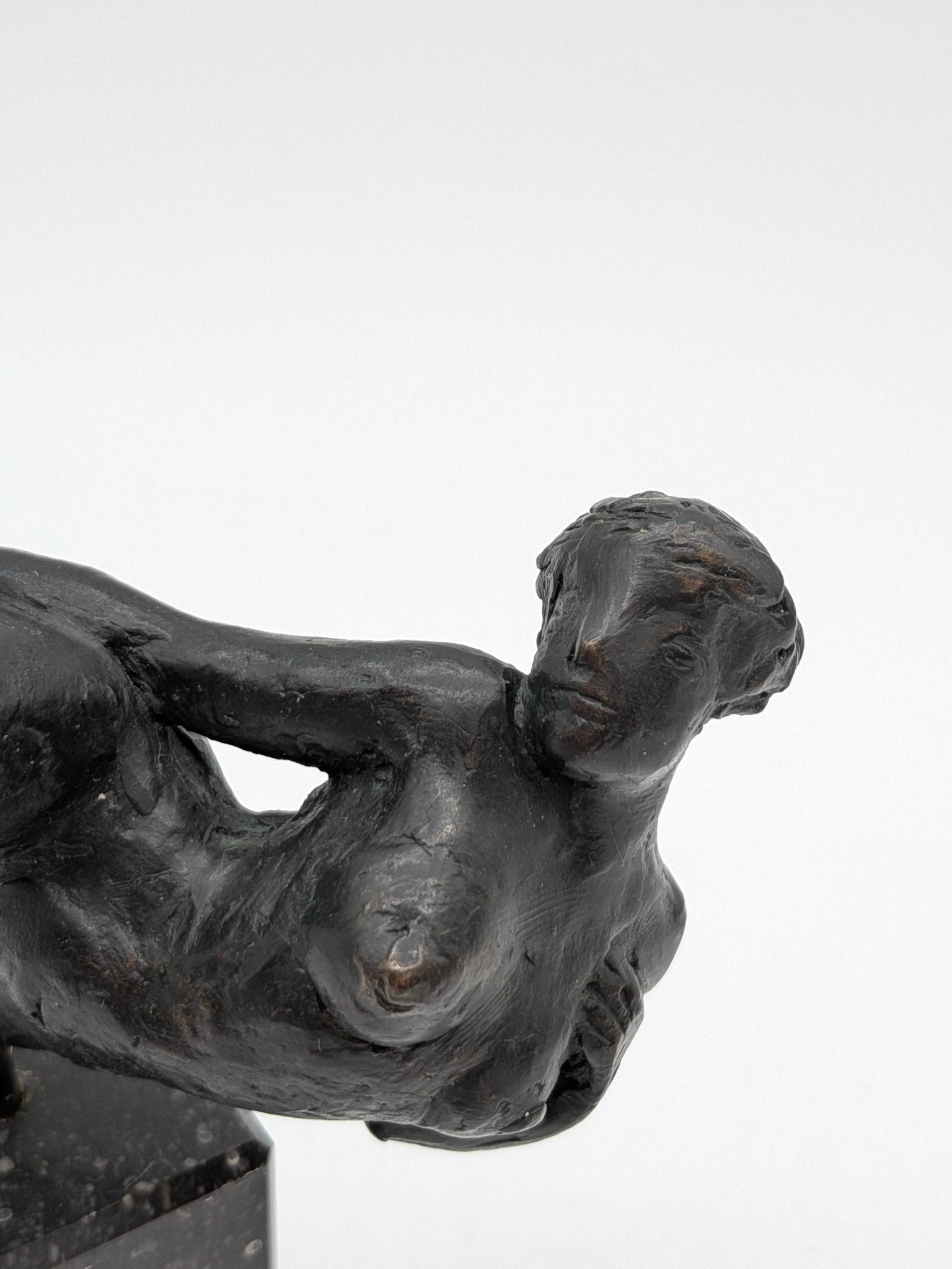 Kunstenaar onbekend - Sierlijke bronzen vrouw naakt op sokkel