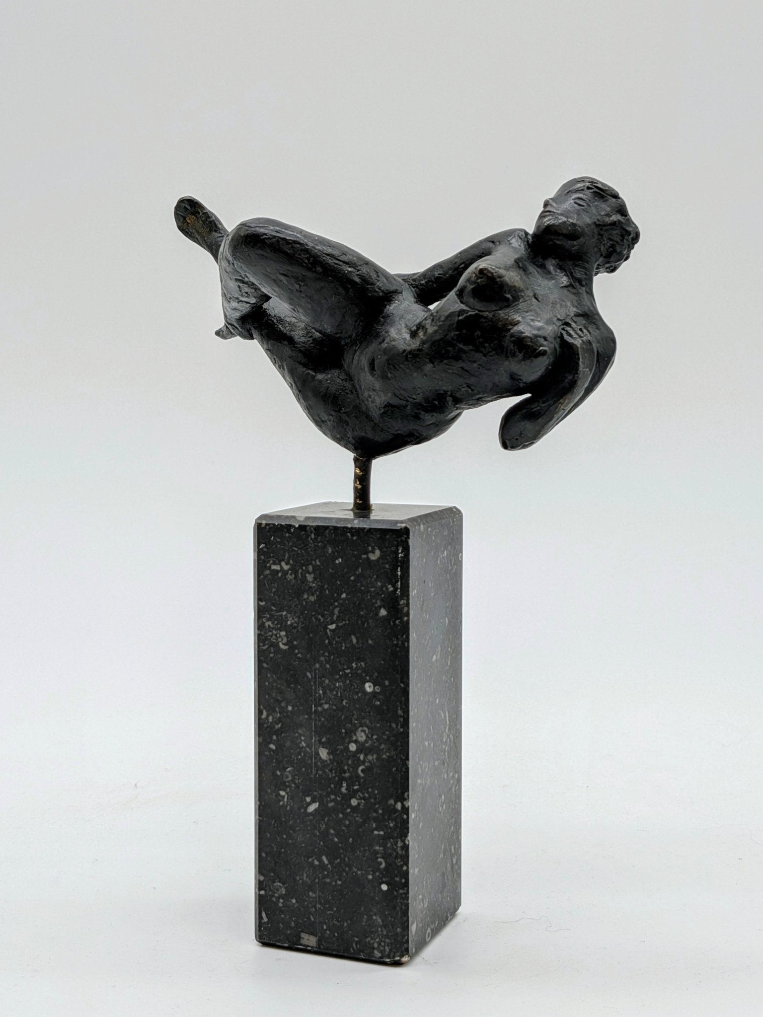 Kunstenaar onbekend - Sierlijke bronzen vrouw naakt op sokkel