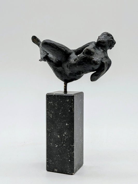 Kunstenaar onbekend - Sierlijke bronzen vrouw naakt op sokkel