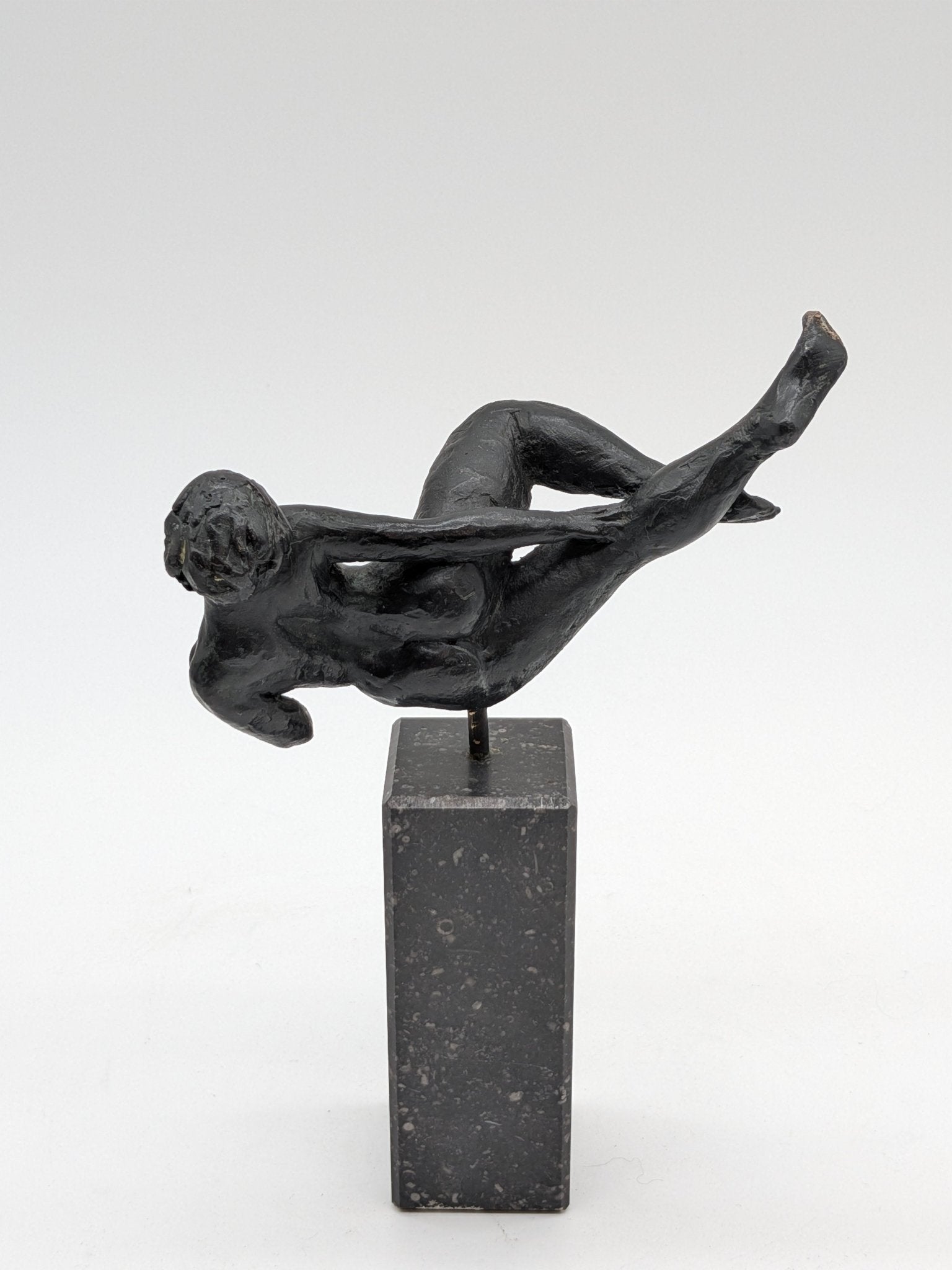 Kunstenaar onbekend - Sierlijke bronzen vrouw naakt op sokkel