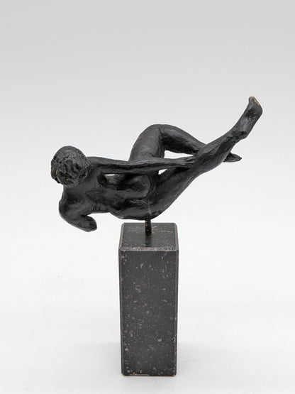 Kunstenaar onbekend - Sierlijke bronzen vrouw naakt op sokkel