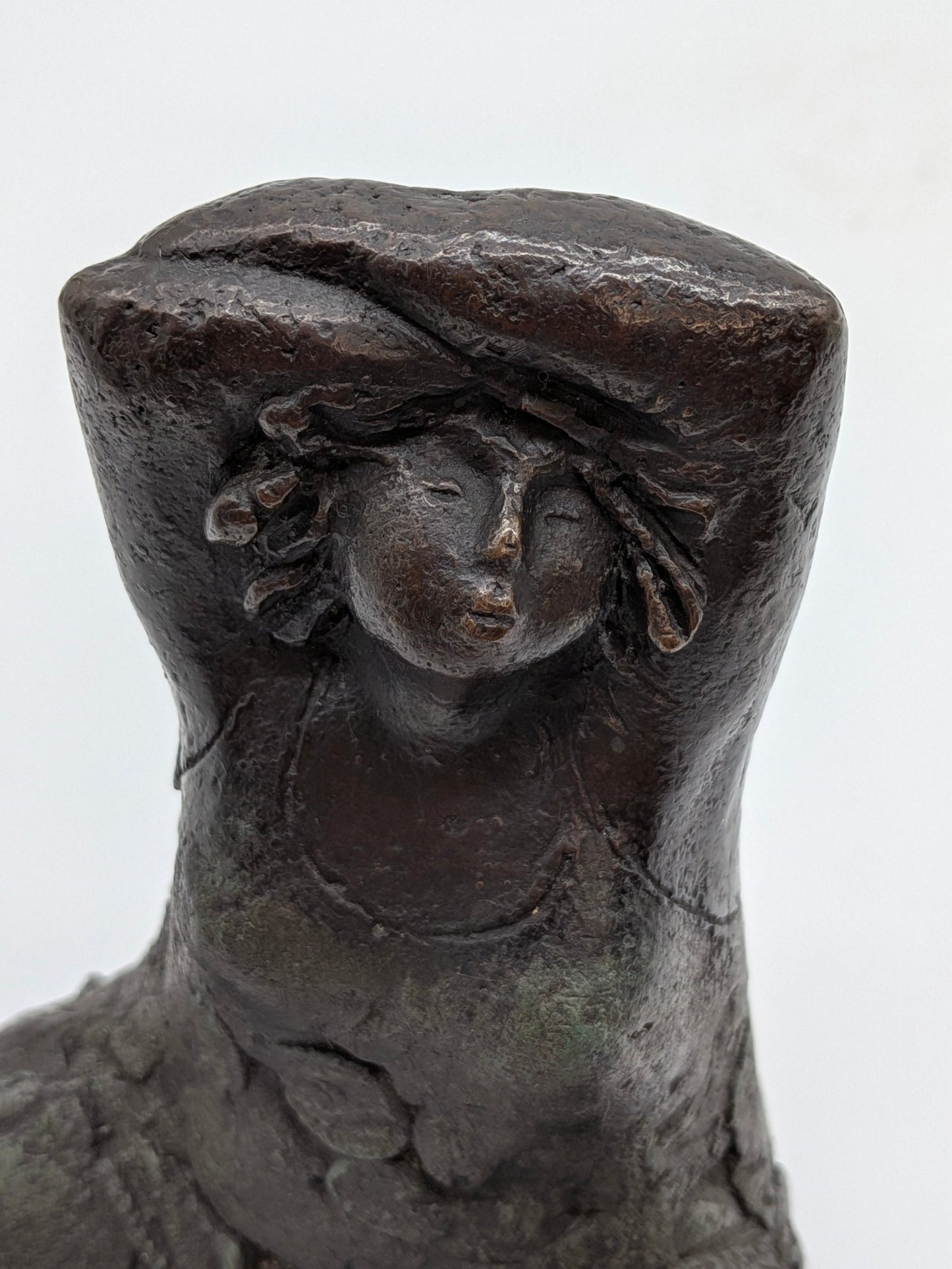 Onbekend signatuur - Brons sculptuur zittende vrouw 5/12