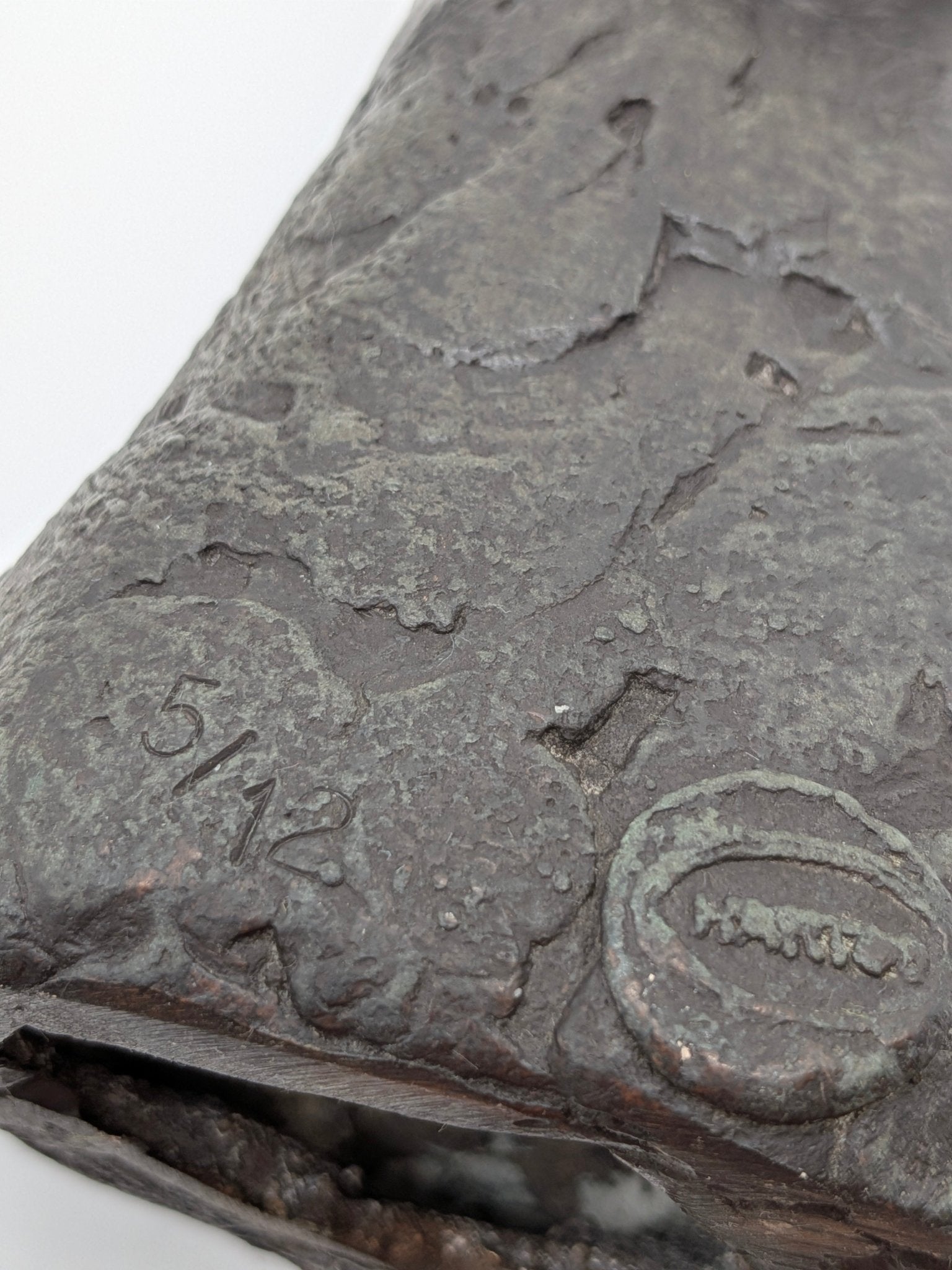 Onbekend signatuur - Brons sculptuur zittende vrouw 5/12