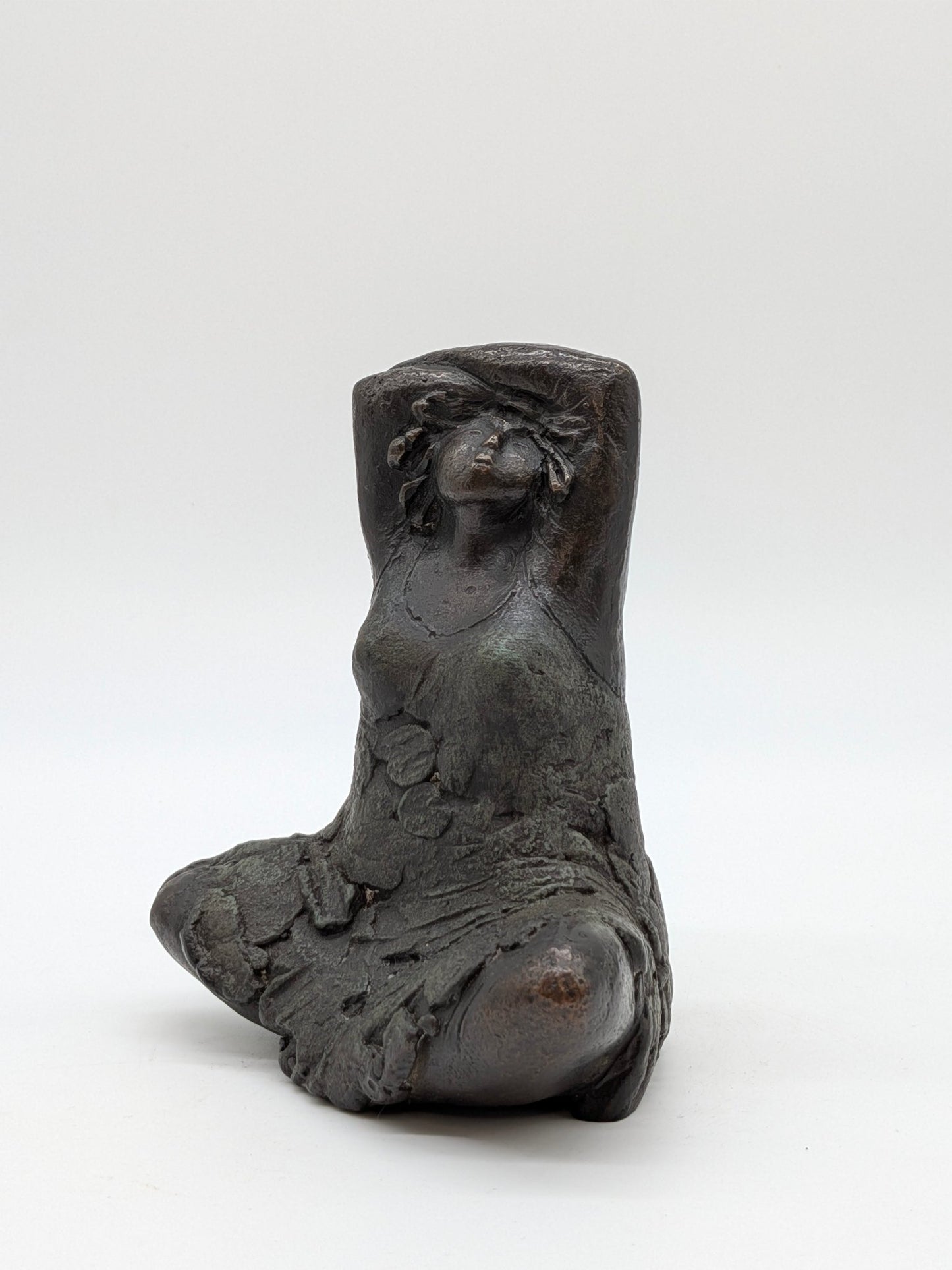 Onbekend signatuur - Brons sculptuur zittende vrouw 5/12