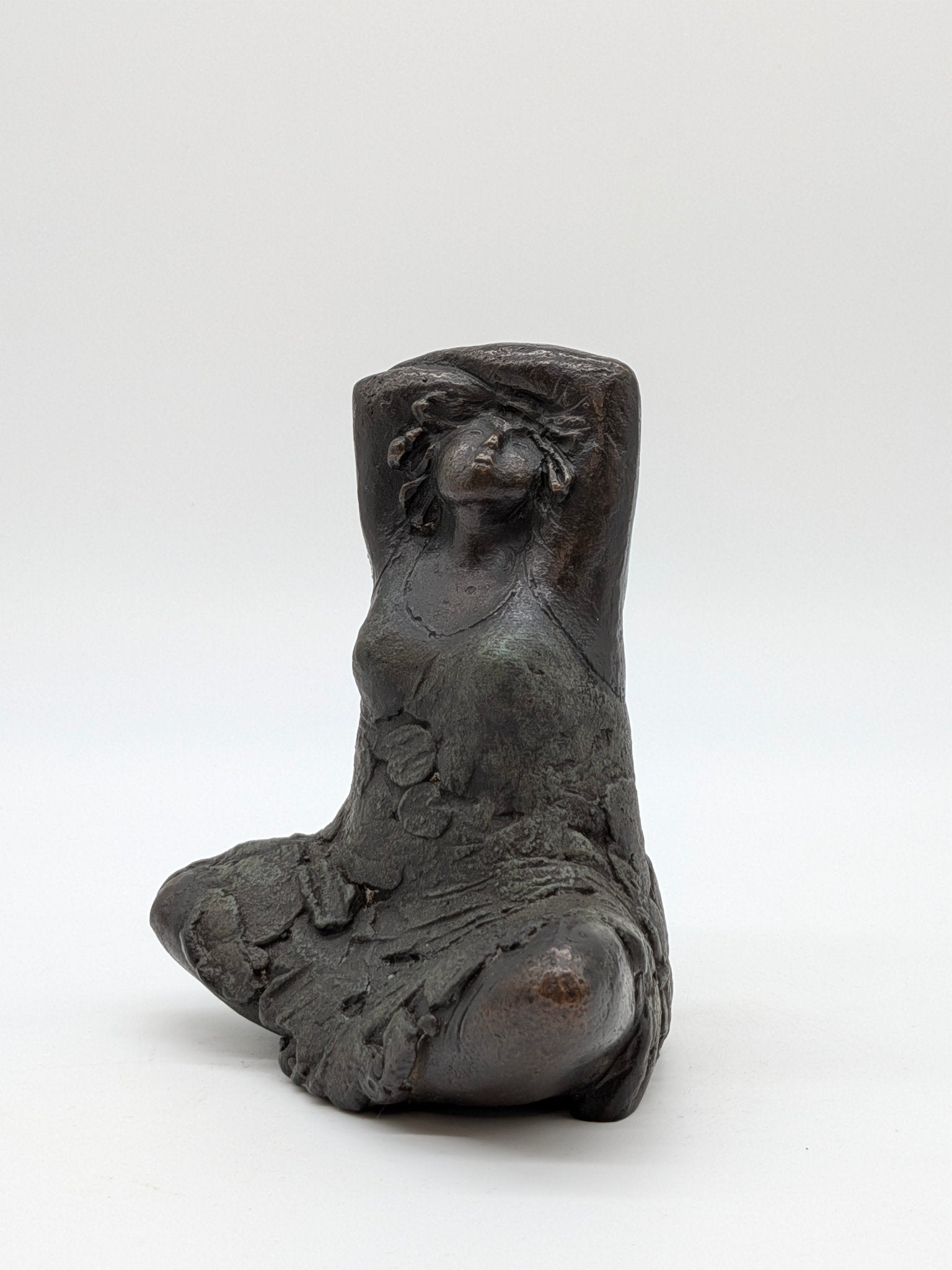 Onbekend signatuur - Brons sculptuur zittende vrouw 5/12